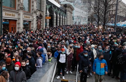 arios miles de personas se concentraron hoy en el centro de Moscú para pedir la liberación del líder opositor Alexéi Navalni, en huelga de hambre desde finales de marzo en una cárcel rusa. (EFE) 