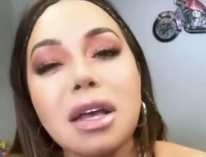 Durante una sesión de maquillaje, 'Chiquis' Rivera decidió compartir con sus seguidores de Instagram su 'talento' al interpretar un tema de su mamá, Jenni Rivera. (Especial) 