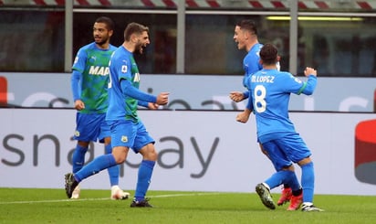 El Sassuolo se vengó este miércoles del Milan, al que en la víspera había acusado de un 'Golpe de Estadio' por ser uno de los socios fundadores de la fallida Superliga de fútbol, y le doblegó 2-1 en San Siro, en la trigésima segunda jornada de la Serie A italiana. (ARCHIVO)
