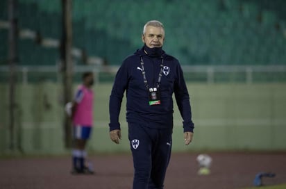 Javier Aguirre, entrenador de los Rayados de Monterrey, se reintegró este jueves a las prácticas de su equipo tras cumplir 10 días aislado por violar las reglas de distanciamiento social por la COVID-19. (EFE)