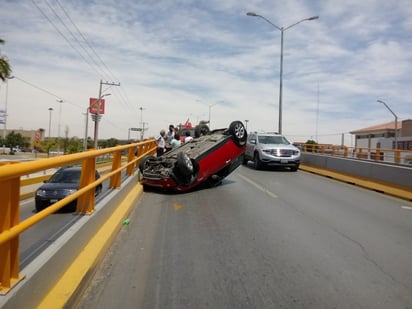 Los paramédicos atendieron al conductor y su acompañante -un joven-, quienes resultaron ilesos. (EL SIGLO DE TORREÓN)