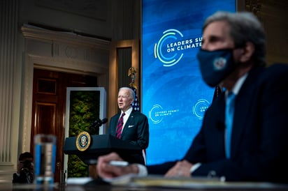 Biden (i) se comprometió a duplicar para 2024 los fondos que dedica anualmente a financiar iniciativas verdes en países en desarrollo. (EFE) 