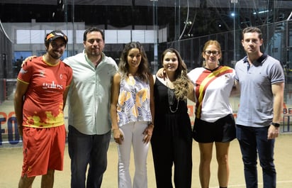 Miembros del Comité de Pádel del Parque España, como Rodrigo Mendoza y Lucía Moncholi, el pro Claudio Trevisán, Guillermo Arratia, Anita Chávez y Michelle Rullan, encabezaron el acto inaugural. (CORTESÍA PARQUE ESPAÑA)