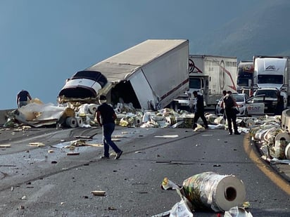 La circulación vehicular fue cerrada en su totalidad en el carril de Matehuala hacia Monterrey.