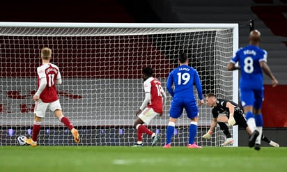 El arquero Bernd Leno permitió que un tiro de Richarlison se le escapara entre las piernas y ello bastó para que el Everton se impusiera el viernes 1-0 durante su visita al Arsenal en un encuentro de la Liga Premier inglesa. (ESPECIAL)