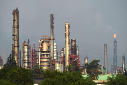 Trabajadores de la refinería de Tula, Hidalgo, pidieron al presidente Andrés Manuel López Obrador su intervención, pues aseguraron que en la planta hacen falta herramientas, materiales y la contratación de más trabajadores calificados, pues acusaron que las plazas están bloqueadas. (ARCHIVO)