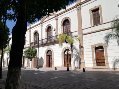 La Sesión extraordinaria se celebra de manera presencial en el Salón Azul de la Presidencia Municipal pese a que el estado se encuentra aun en semáforo de riesgo epidemiológico amarillo.
(EL SIGLO DE TORREÓN)