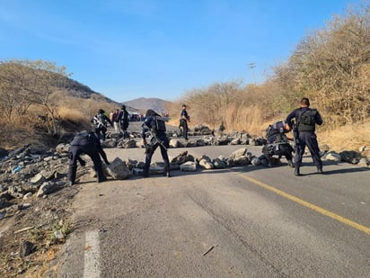 Sujetos armados al servicio del Cártel Jalisco Nueva Generación volvieron a bloquear uno de los accesos carreteros que comunican a la tenencia de El Aguaje, municipio de Aguililla, Michoacán. Este bloqueo se registró esta madrugada, a menos de 12 horas de que terminara la visita del nuncio apostólico Franco Coppola en esa zona de Tierra Caliente. Los criminales atravesaron piedras en el tramo Apatzingán-Aguililla, las cuales fueron retiradas por personal de la Policía de Michoacán y habitantes de la zona. (ESPECIAL) 