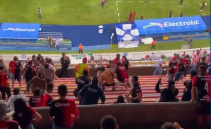 La mala nota en el Clásico Tapatío la dieron los aficionados. Al momento en que el silbante pitó el final del juego disputado en el estadio Jalisco, y con ello el triunfo del Guadalajara sobre Atlas, las pasiones se desbordaron y de los gritos y las burlas se pasó a los golpes y patadas. (ESPECIAL)