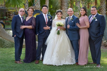 El novio acompañado de sus hermanos, su cuñado y sus padres, Juanis García y Gabriel García.