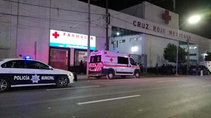 Paramédicos de la Cruz Roja de Torreón arribaron al lugar para atender al hombre y llevarlo a la Benemérita Institución. (EL SIGLO DE TORREÓN)
