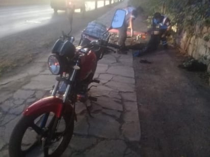 Durante las primeras horas de este domingo, tres personas resultaron lesionadas luego caer de una motocicleta en la zona Centro de Torreón, el conductor se encontraba en estado de ebriedad. (EL SIGLO DE TORREÓN)