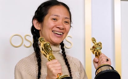 La prensa estatal china ignoró el Oscar a la estadounidense de origen chino Chloé Zhao como mejor directora por Nomadland, la primera vez que una asiática se alza con el galardón en esa categoría.  (ARCHIVO) 