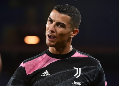 El portugués Cristiano Ronaldo se encuentra bajo la lupa en Italia tras cerrar este domingo su tercer partido consecutivo sin ver puerta, algo que el Juventus pagó con un deslucido empate 1-1 en Florencia que complica sus opciones de clasificarse para la próxima Liga de Campeones. (ARCHIVO)