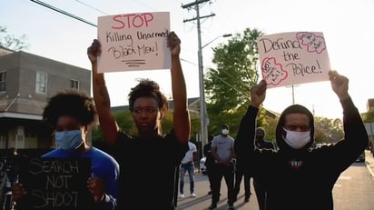 La ciudad de Elizabeth City, en Carolina del Norte (EUA), declaró este lunes el estado de emergencia ante la posibilidad de que se produzcan disturbios cuando se haga público el video de la muerte de un afroamericano por disparos de la policía la semana pasada. (ESPECIAL) 
