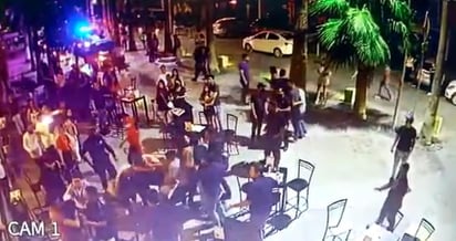 En redes sociales circuló un video de una trifulca que se desató en el Paseo Morelos, que inició en el camellón y terminó en un bar. (ESPECIAL)