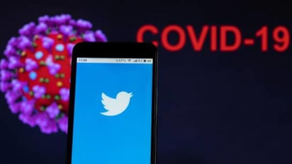 Twitter empezó a mostrar avisos con información destacada sobre la vacuna de COVID-19 adaptados a la ubicación de cada usuario, con datos acerca de la seguridad de las vacunas, cuáles están disponibles o los planes de distribución en cada país. (ESPECIAL) 