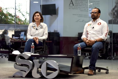 Rocío Rebollo y Omar Castañeda, candidatos a la diputación federal del distrito 02 de Durango, con cabecera en Gómez Palacio, participaron en el foro organizado por El Siglo, donde respondieron a las preguntas enviadas por la ciudadanía.
(JESÚS GALINDO)