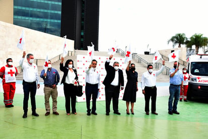  El arranque de la colecta anual se hizo en la explanada de la Plaza Mayor y acudieron directivos y representantes del Comité de Damas Voluntarias de la Cruz Roja Torreón así como personal operativo, administrativo y voluntariado de esta institución.
 (JESÚS GALINDO)