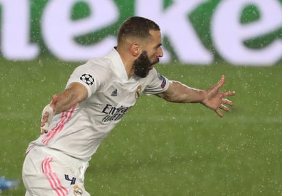 El francés Karim Benzema sigue estableciendo récords goleadores y este martes, con su tanto ante el Chelsea (1-1), igualó a Raúl González Blanco como el cuarto máximo anotador de la historia de la Liga de Campeones con un total de 71 dianas. (EFE)