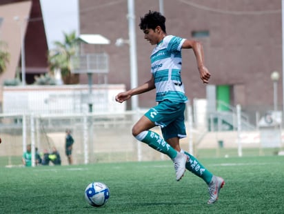 Las Fuerzas Básicas del Club Santos Laguna viven una semana muy positiva en lo que respecta a su proyección de jugadores a las selecciones nacionales de México, ya que cinco Guerreros fueron llamados a la actividad del Tricolor en el Centro de Alto Rendimiento de la Federación Mexicana de Futbol, ubicado en el Estado de México. (AARÓN ARGUIJO)