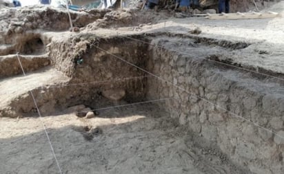 Un basamento piramidal de tres niveles, con una base de 12 x 18 metros y cerca de 9 metros altura en la calle El Naranjo, en el municipio de Tlalmanalco, en Estado de México, que de acuerdo con estudios preliminares, se trata de una estructura de tipo habitacional de élite. (Especial) 