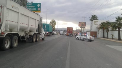 Para exigir el servicio de agua potable, vecinos de la colonia Ampliación San Antonio, bloquearon el bulevar Ejército Mexicano de Gómez Palacio. (EL SIGLO DE TORREÓN)