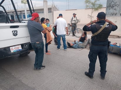 En el accidente participaron el conductor de una motocicleta de color azul, quien circulaba acompañado de una mujer, y el conductor de una camioneta de la marca Ford. (EL SIGLO DE TORREÓN)