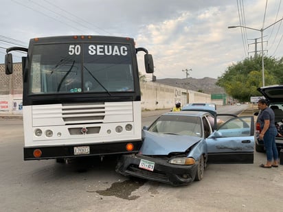 Paramédicos de la Cruz Roja arribaron al lugar para atender al conductor del automóvil sedán. (EL SIGLO DE TORREÓN)