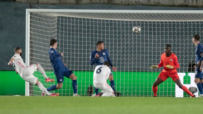 Karim Benzema anota el gol del empate a uno con una gran definición de pierna derecha. (AP)