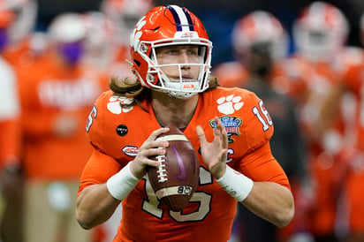 Todo apunta a que Trevor Lawrence terminará como mariscal de campo de los Jaguares de Jacksonville. (ARCHIVO)