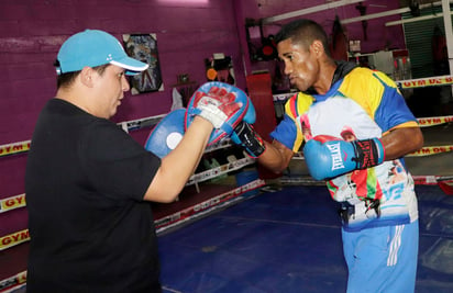 El colombiano Miguel “Escorpión” Marriaga regresa a territorio mexicano para iniciar un nuevo camino que lo lleve de nueva cuenta a disputar un campeonato mundial, pero antes, deberá vencer al coahuilense Jorge “Chicharito” García, este viernes en la Ciudad de México, y donde estará en juego el vacante campeonato FECARBOX de peso Pluma del WBC. (ARCHIVO)