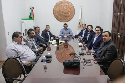 Este miércoles se llevó a cabo en la sala de juntas del despacho del presidente municipal, una reunión en donde el alcalde de Lerdo, Homero Martínez; el director general de Caxxor Group, Carlos Ortiz y el encargado de la Subsecretaría de Desarrollo Económico Región Laguna, Yoseff Alfredo Espino Andrade, abordaron los temas de la instalación del parque industrial y el proyecto del corredor T-MEC en el municipio.
(EL SIGLO DE TORREÓN)