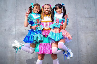 Desde Japón, LadyBeard junto con Kotomi y Suzu buscan transmitir entusiasmo y alegría al mundo a través de BABYBEARD.  