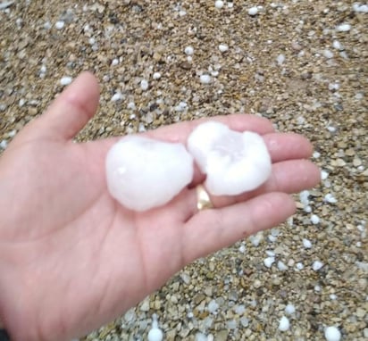 Durante la tarde de este miércoles se registró lluvia y granizo, además de reportarse un vórtice de tornado en la zona rural del municipio de Ciudad Acuña, derivado del ingreso de un frente frío y un canal de baja presión. (EL SIGLO DE TORREÓN)