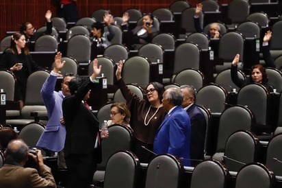 En menos de siete días, y por la vía del fast-track, la Cámara de Diputados aprobó otra iniciativa presidencial sobre la aviación civil y que busca “mejorar” la seguridad en el transporte aéreo del país y uniformar el marco legal con las normas y métodos recomendados por la Organización de Aviación Civil Internacional (OACI). (ARCHIVO)