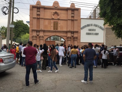 De acuerdo con el director de programas federales, el martes se atendió hasta las 8 de la noche.