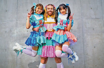 Derriban fronteras. Desde Japón, LadyBeard, junto con Kotomi y Suzu, busca transmitir entusiasmo y alegría al mundo a través de BABYBEARD.