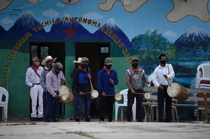 El Grupo Indignación dio cobijo y apoyo a la delegación del Ejército Zapatista de Liberación Nacional (EZLN), un total de 110 personas de los cuales siete son indígenas y el resto extranjeros y observadores, que pretenden llegar a Europa en la primera quincena de junio en algún puerto de España con el fin de, según el subcomandante Moisés, 'intercambiar con europeos historias mutuas, dolores, rabias, logros y fracasos'. (ARCHIVO)