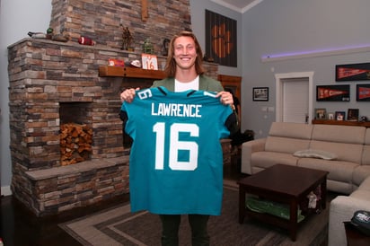 Desde su hogar en Carolina del Sur, el mariscal de campo Trevor Lawrence, posó con el jersey de los Jaguares de Jacksonville, su nuevo equipo. (AP)