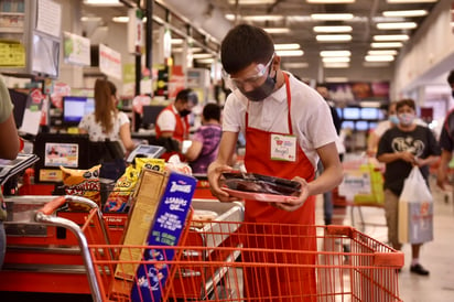 Desde hace tres meses, Ángel Benjamín trabaja como empacador en un supermercado en las mañanas. (ÉRICK SOTOMAYOR)