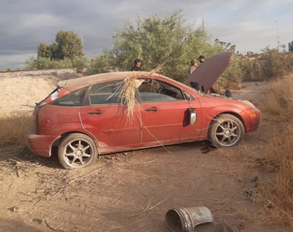 Automovilista terminó volcado luego de chocar de costado contra un tractocamión sobre la carretera Gómez Palacio-Jiménez, al amanecer de este viernes. (EL SIGLO DE TORREÓN)