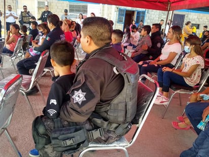 Entre todos se organizaron para ofrecer a los pequeños, dulces juguetes, un refrigerio, en donde además se realizó una plática motivacional y una demostración del trabajo que realizan los agrupamientos especializados.
(EL SIGLO DE TORREÓN)