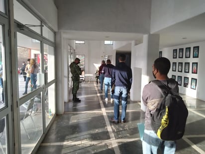 En atención a la SEDENA, la Junta de Reclutamiento en el municipio de Lerdo continúa con el trámite de Cartilla de Servicio Nacional Militar para la clase 2003 y remisos. (DIANA GONZÁLEZ)