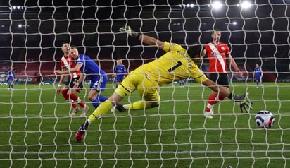 Jonny Evans (6) anota el gol del empate a uno entre su equipo, el Leicester y Southampton, en duelo de la jornada 34.