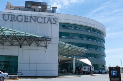 Un trabajador de la construcción sobrevive a caída de 8 metros.