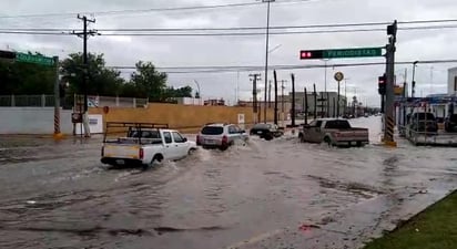 Hasta el momento se reportan fallas de energía eléctrica en algunas zonas de la ciudad y el acumulamiento de agua en algunas colonias; aunque autoridades de Protección Civil Municipal continúan con los recorridos por los vasos y arroyos de la ciudad.
(EL SIGLO DE TORREÓN)