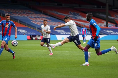 Manchester City quedó a tres puntos de recuperar el título de la Liga Premier inglesa el sábado al derrotar 2-0 a Crystal Palace con goles de Sergio Agüero y Ferrán Torres, jugadores que están en extremos opuestos de sus carreras en el club. (EFE)