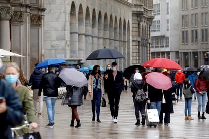 Italia registró 12,965 nuevos contagios de coronavirus y 226 muertos en el último día, cifras similares a la de estas semanas, mientras que se ha logrado inyectar más de 20 millones de dosis de la vacuna pese a los retrasos iniciales. (ARCHIVO)