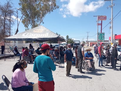 Fue en punto de las 8:00 horas que el módulo ubicado al interior de la Unidad de Medicina Familiar número 13 del Instituto Mexicano del Seguro Social, comenzó a recibir a los adultos.
(EL SIGLO DE TORREÓN)